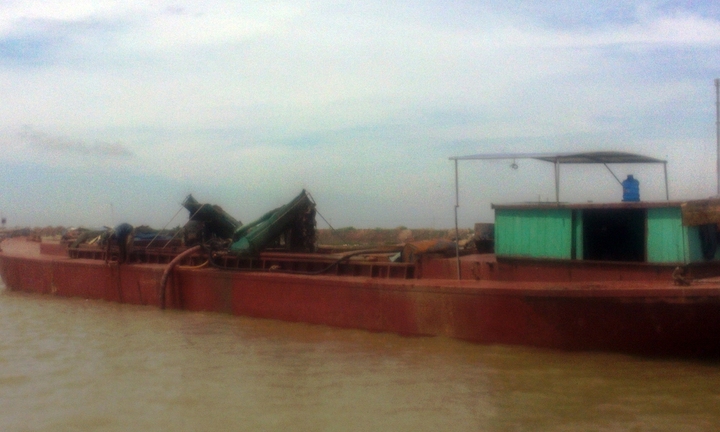 Cận cảnh những “vòi bạch tuộc” trên cửa Ba Lạt