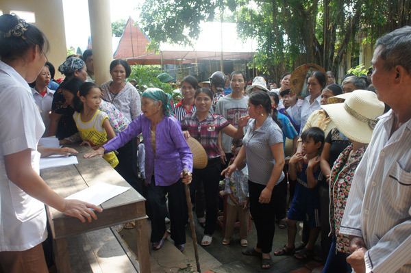 Chùm ảnh: Người dân “vùng đất thuốc sâu” đi khám sức khỏe miễn phí