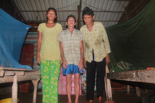 Xót xa cuộc sống tủi cực của “gia đình khổng lồ