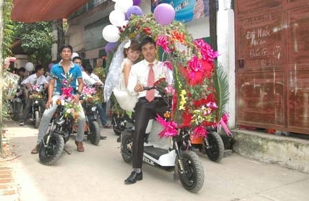 Hà Nội: Thú vị đám rước dâu bằng... xe đạp điện
