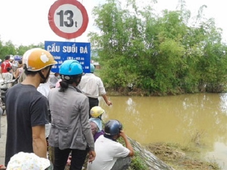 Cả làng tiếc thương tân sinh viên bị lũ cuốn 