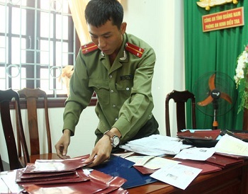 Phá đường dây làm giả con dấu, bằng cấp… quy mô lớn