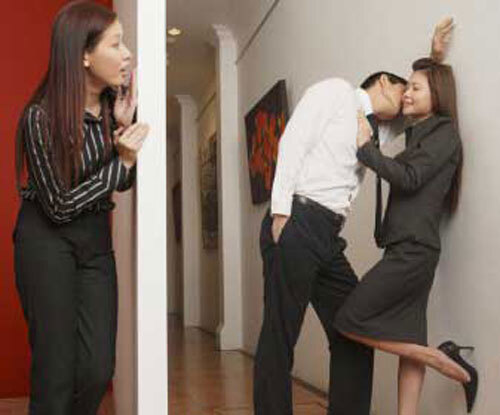 Choáng váng với clip sex của chồng và đồng nghiệp