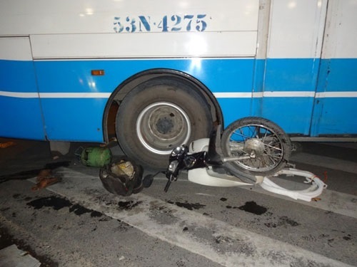 Bị cuốn vào gầm xe buýt, một thanh niên thoát chết thần kỳ