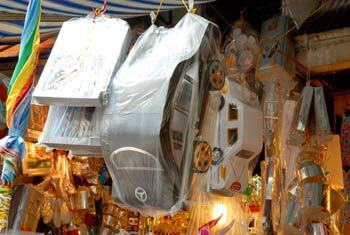 Tháng cô hồn, đi chợ “ma” nghe chuyện kinh tế