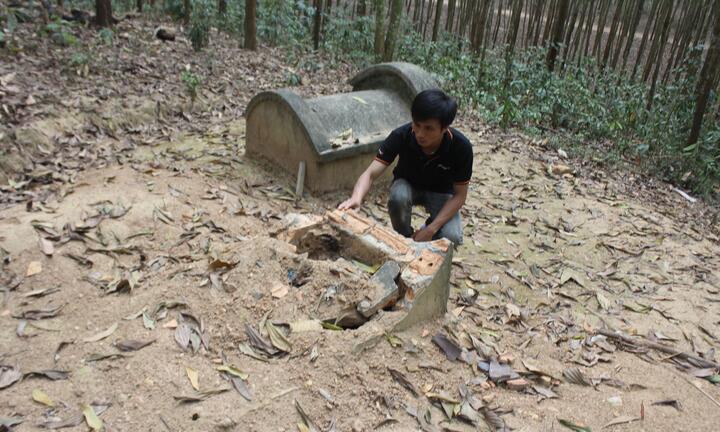 Hám cổ vật, ngang nhiên khai quật mộ người chết