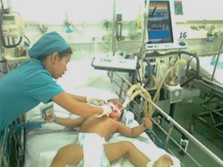 Bé 2 tuổi nguy kịch vì tưởng xăng là nước ngọt