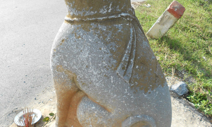 Ly kỳ cặp “thạch khuyển” trấn giữ đầu làng