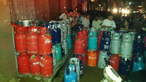 Cháy kho hóa chất, hàng trăm người phải sơ tán