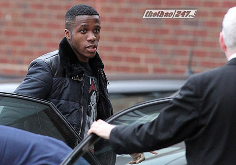 Zaha “lãnh đủ” vì dám tòm tem con gái David Moyes