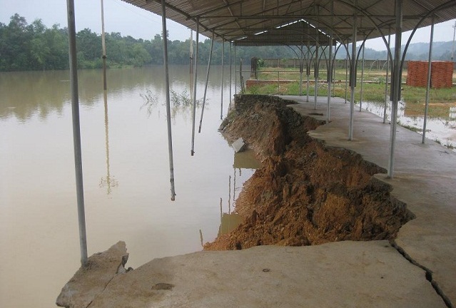 Học sinh miền núi Hà Tĩnh vẫn phải vượt lũ đến trường