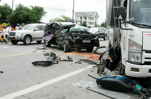 Tai nạn liên hoàn, 2 cán bộ bị thương nặng