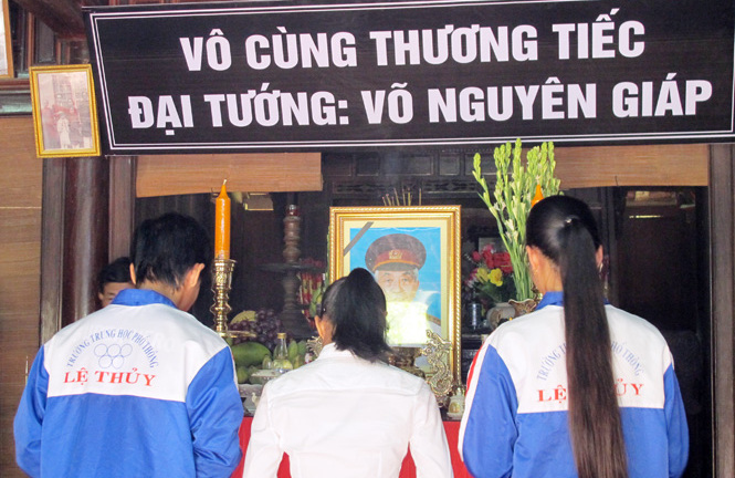 Người dân thắp hương bái vọng Đại tướng Võ Nguyên Giáp