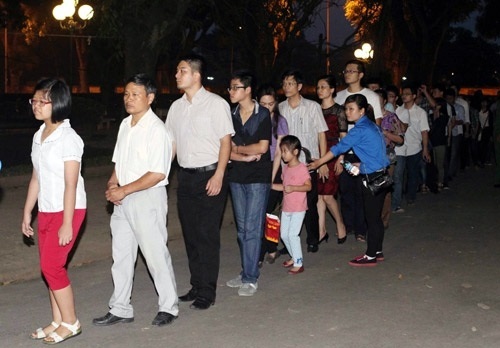 Dòng người khóc thương Bác Giáp