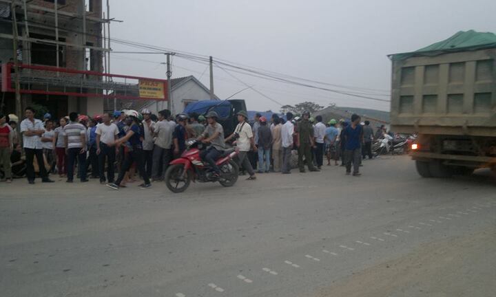 Tài xế tử vong khi đang sửa xe bên đường