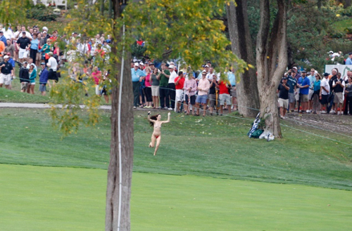 Người đẹp bán nude náo loạn sân golf