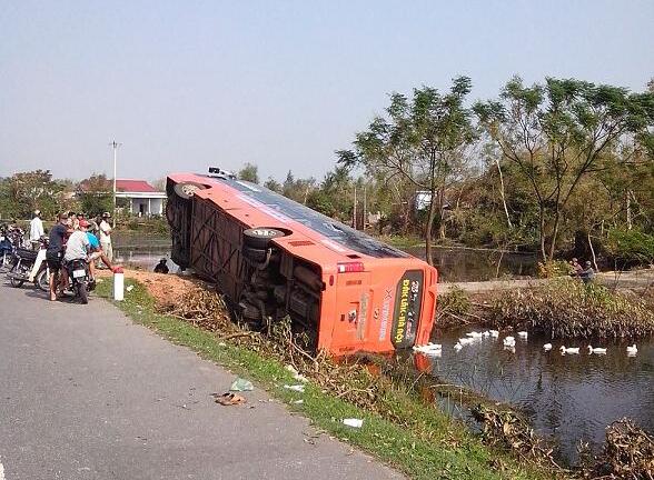Lật xe chở 16 hành khách trong đêm ở Quảng Bình