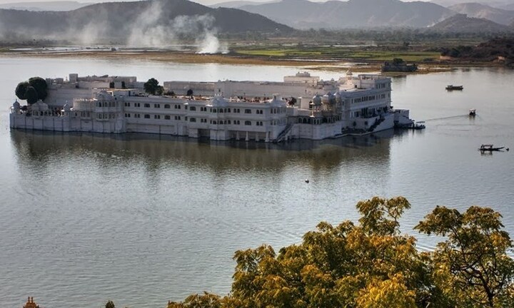 Tráng lệ lâu đài trắng nổi giữa lòng hồ Pichola 