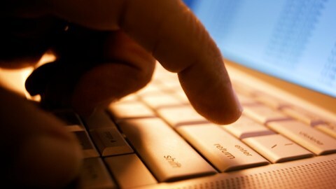 Bé gái 13 tuổi và cảnh sát trao đổi ảnh khiêu dâm