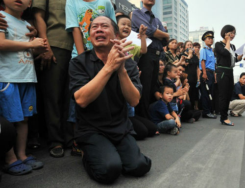 Người đàn ông quỳ lạy trước linh cữu tướng Giáp ở Hà Nội