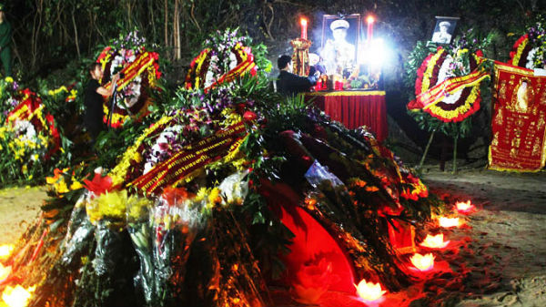 Đêm yên nghỉ đầu tiên của Đại tướng rực sáng hoa đăng