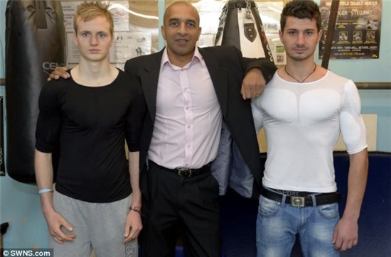 Chuyện thật như đùa: Áo độn ngực dành cho nam giới