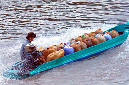 Bắt nhóm đối tượng buôn lậu dầu qua Campuchia