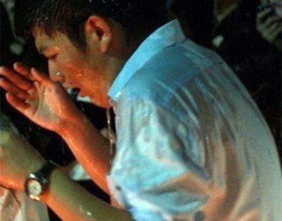 Tỏ tình lãng mạn bị hất cả xô nước vào mặt