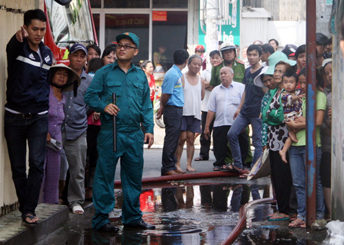 TP. HCM: Cháy nhà dữ dội tại Nơ Trang Long