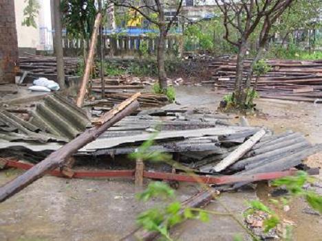 Thừa Thiên - Huế: Bão mạnh càn quét, nhà cửa tan hoang.