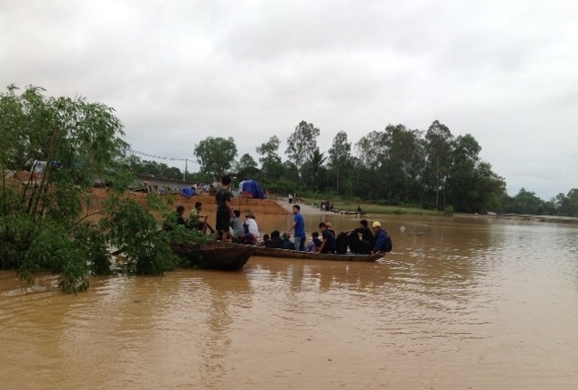 Hà Tĩnh: Dịch vụ “ăn theo” lũ
