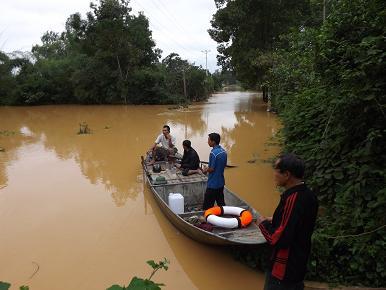 Vũ Quang - Hà Tĩnh: Nhiều xã vẫn bị cô lập, học sinh không thể đến trường