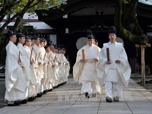 Thủ tướng Nhật Bản Shinzo Abe tiếp tục cúng viếng đền Yasukuni
