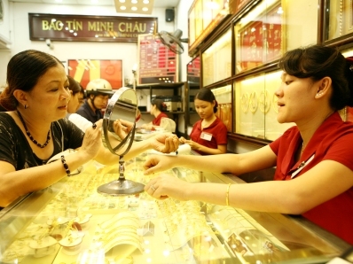 Vàng giảm, USD tự do tăng nhẹ