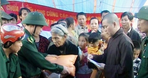 Cứu trợ từ khắp mọi miền hướng về vùng lũ Hà Tĩnh