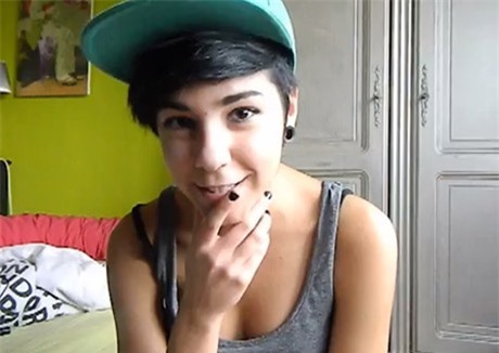 Sốt clip cô gái Pháp giống Justin Bieber hát tiếng Việt