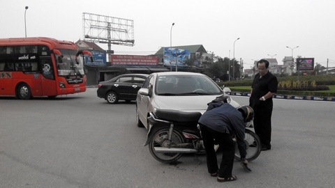 Va quệt với xe máy, Phó GĐ Sở dửng dưng đút tay túi áo