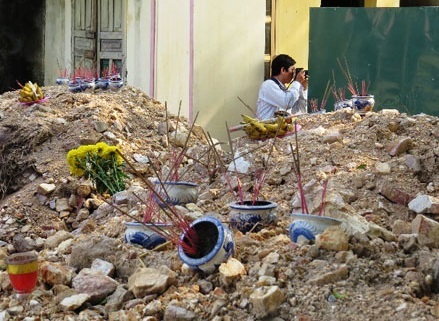 Hải Dương: 18 bát hương vây cổng nhà máy