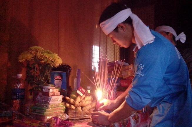 Xóm nghèo tang thương sau trận lốc xoáy