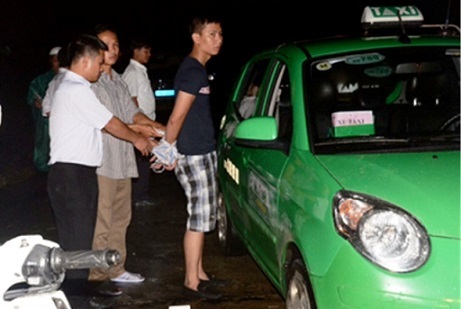 Thiếu nợ đi cướp taxi của đồng nghiệp