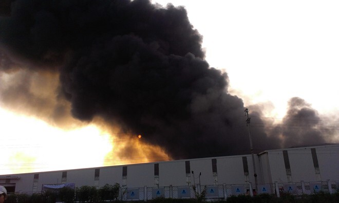 Cháy nhà máy Dianna Bắc Ninh, đứng xa 1km vẫn thấy khói