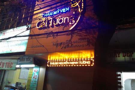 Thẩm mỹ viện Cát Tường gây chết người vẫn trưng đèn quảng cáo