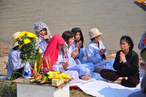 Cận cảnh khấn vong nạn nhân vụ thẩm mỹ viện Cát Tường