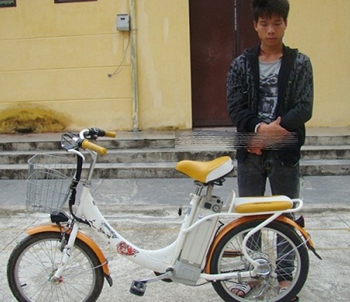 Trói học sinh vào mộ, cướp xe đạp điện