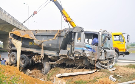 Hà Nội: Xe tải lật nghiêng trên đại lộ Thăng Long 