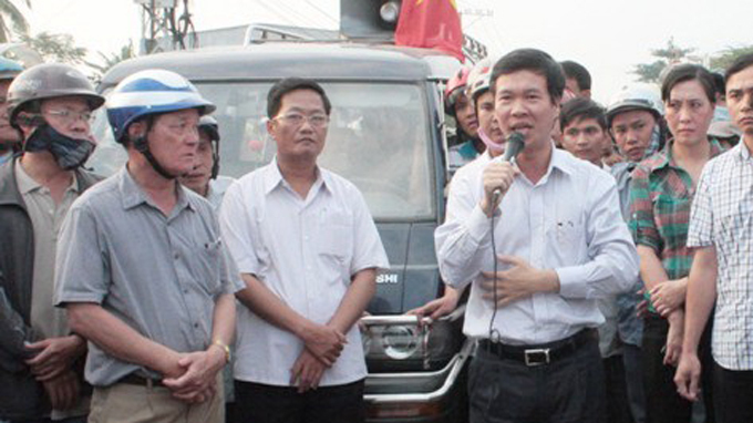 Bí thư Tỉnh ủy trực tiếp đối thoại với dân trên quốc lộ 1A