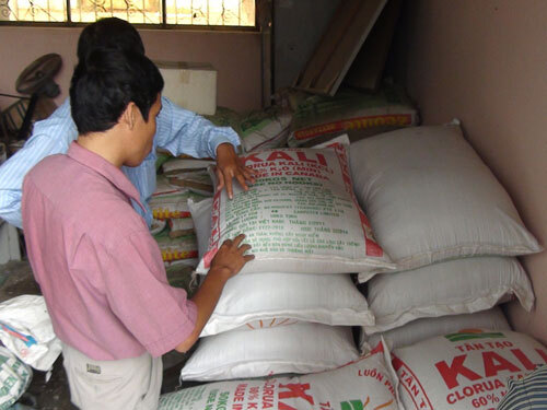 Phân bón giả làm loạn thị trường do cán bộ móc ngoặc