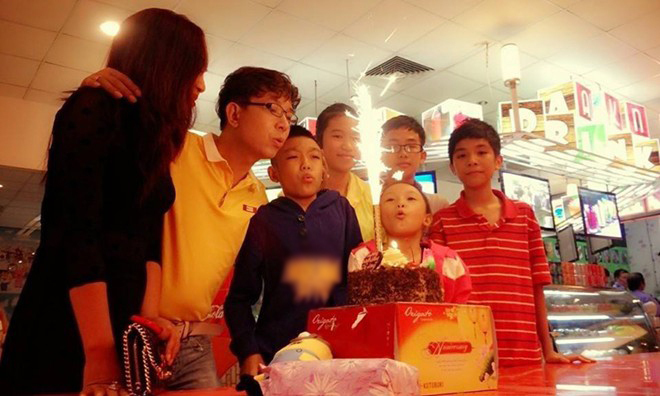 Long Nhật tình tứ bên vợ sau vụ Việt kiều Mỹ tặng xe 4 tỷ