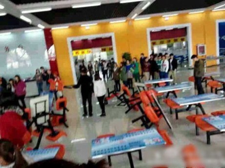 Nhà trường thu phí tắm rửa, sinh viên phẫn nộ đập phá