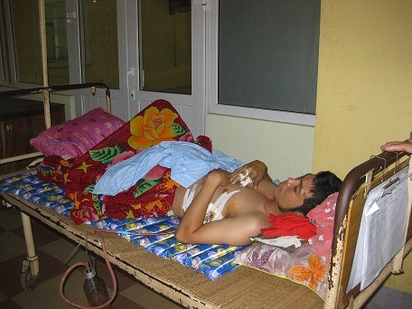 Không xin được tiền bảo kê bến bãi, côn đồ đâm thủng phổi lái xe